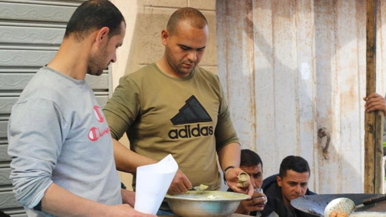 Enkaza dönen Gazze'de yaşama tutunma çabası! Tezgah açıp satış yaptı 