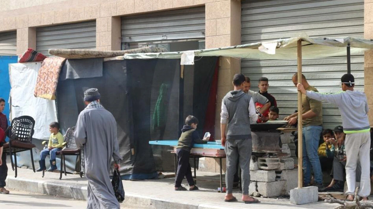 Enkaza dönen Gazze'de yaşama tutunma çabası! Tezgah açıp satış yaptı 