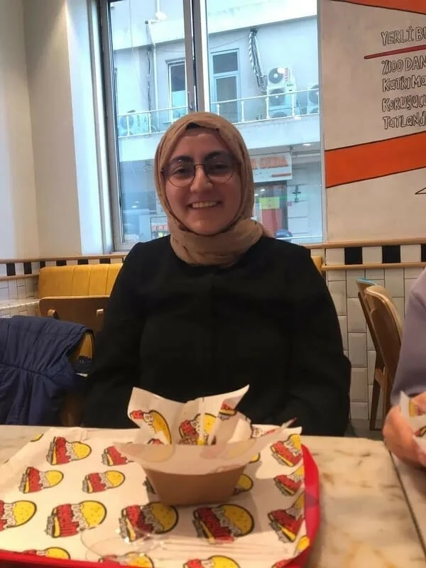 Genç kız ışıklandırma olmayan yolda otomobilin altında kaldı! Öğrenciler İBB'ye tepkili - 2. Resim