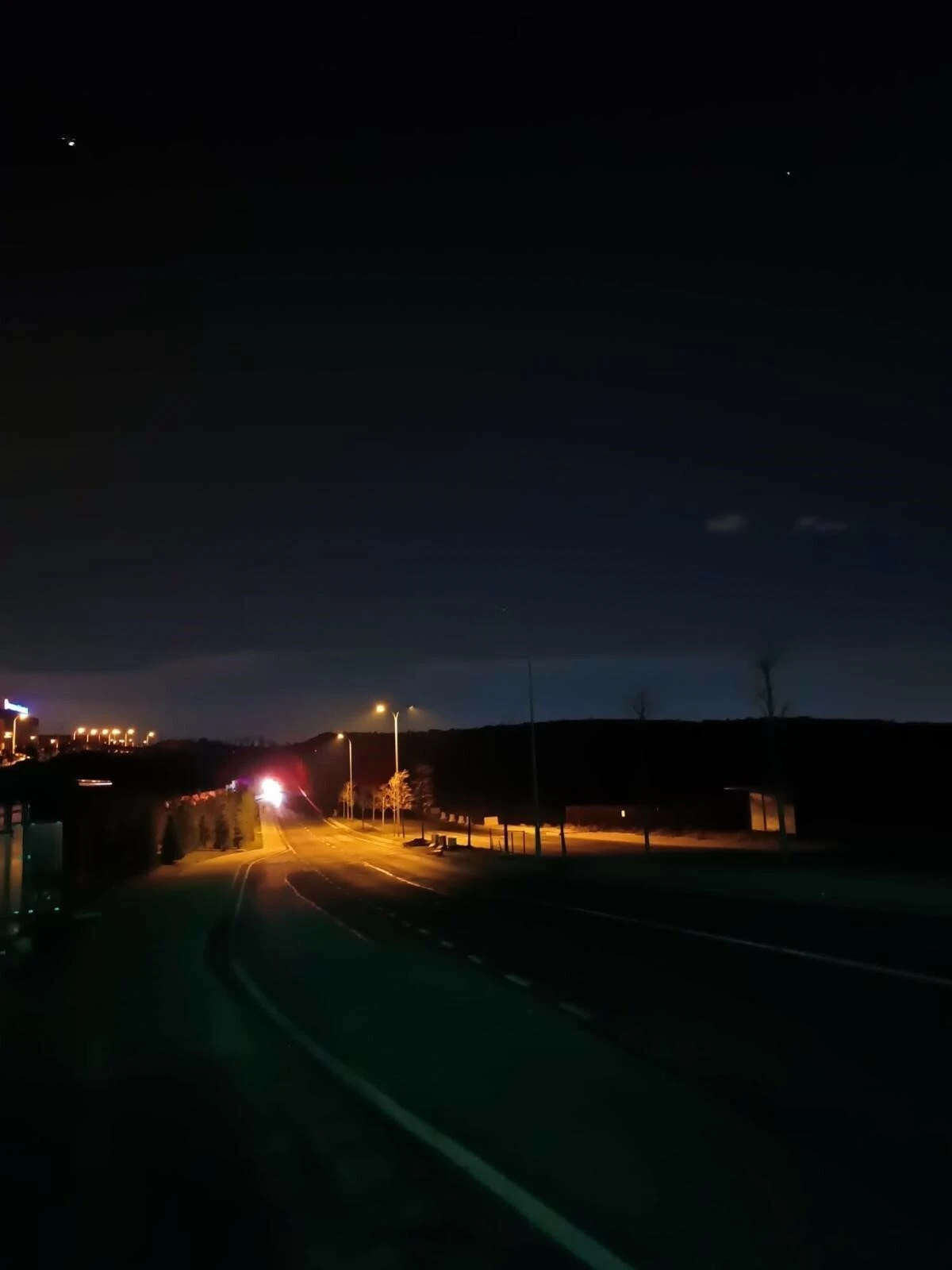 Genç kız ışıklandırma olmayan yolda otomobilin altında kaldı! Öğrenciler İBB'ye tepkili - 1. Resim