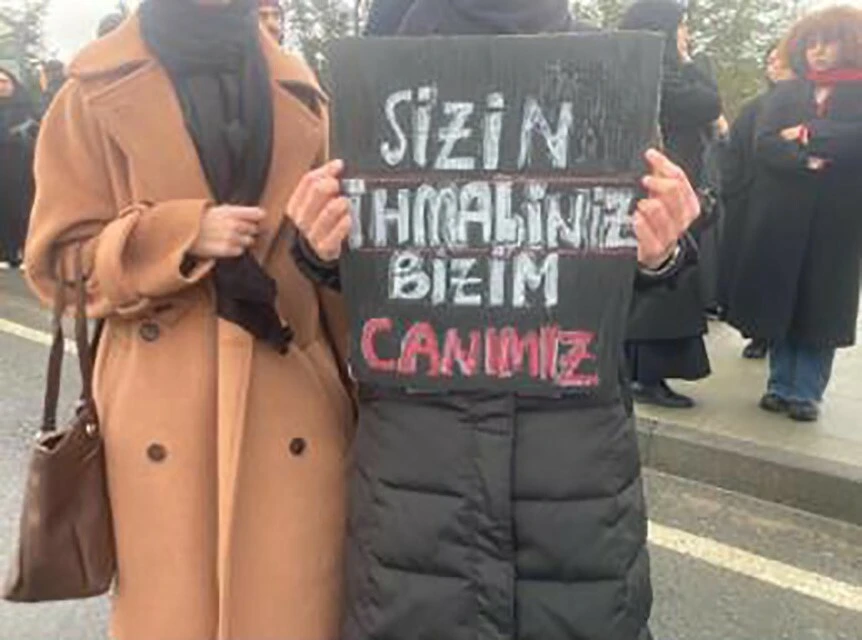 Genç kız ışıklandırma olmayan yolda otomobilin altında kaldı! Öğrenciler İBB'ye tepkili - 3. Resim