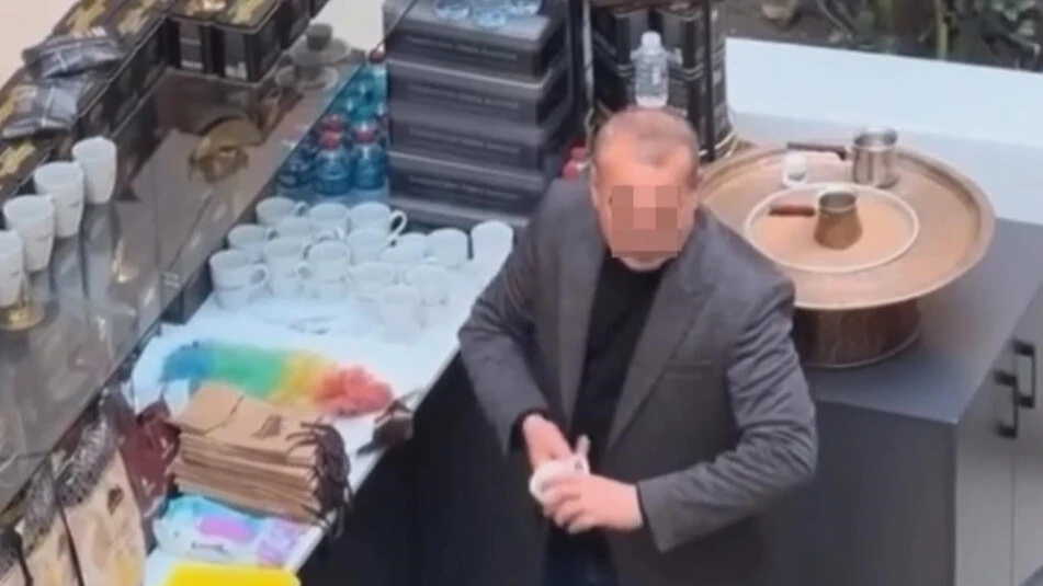 Kahve fincanlarına tüküren adam serbest bırakıldı - 1. Resim