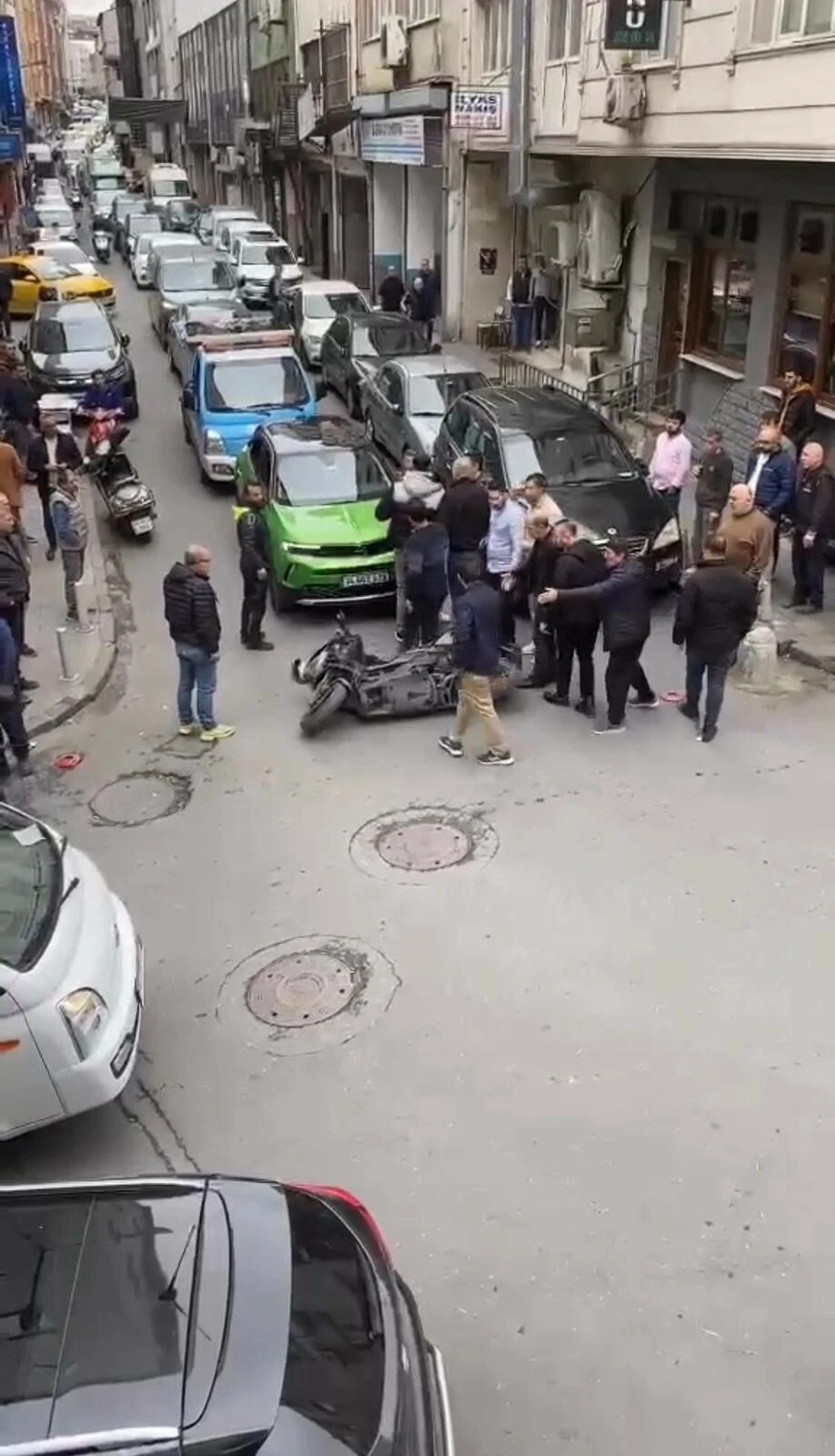 Motosikleti tekmeledi sonra kemerini çıkarıp saldırdı - 1. Resim