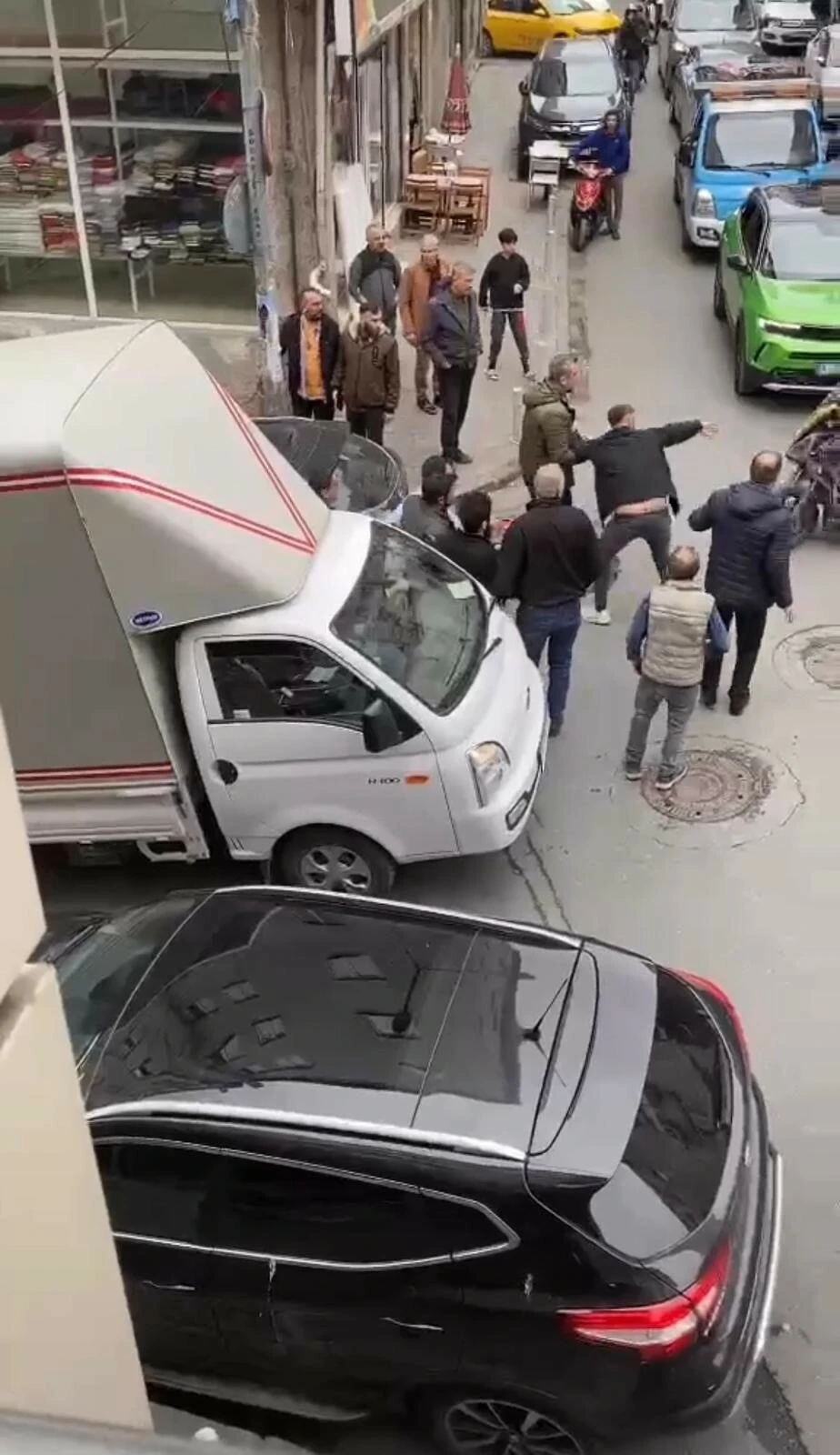 Motosikleti tekmeledi sonra kemerini çıkarıp saldırdı - 3. Resim