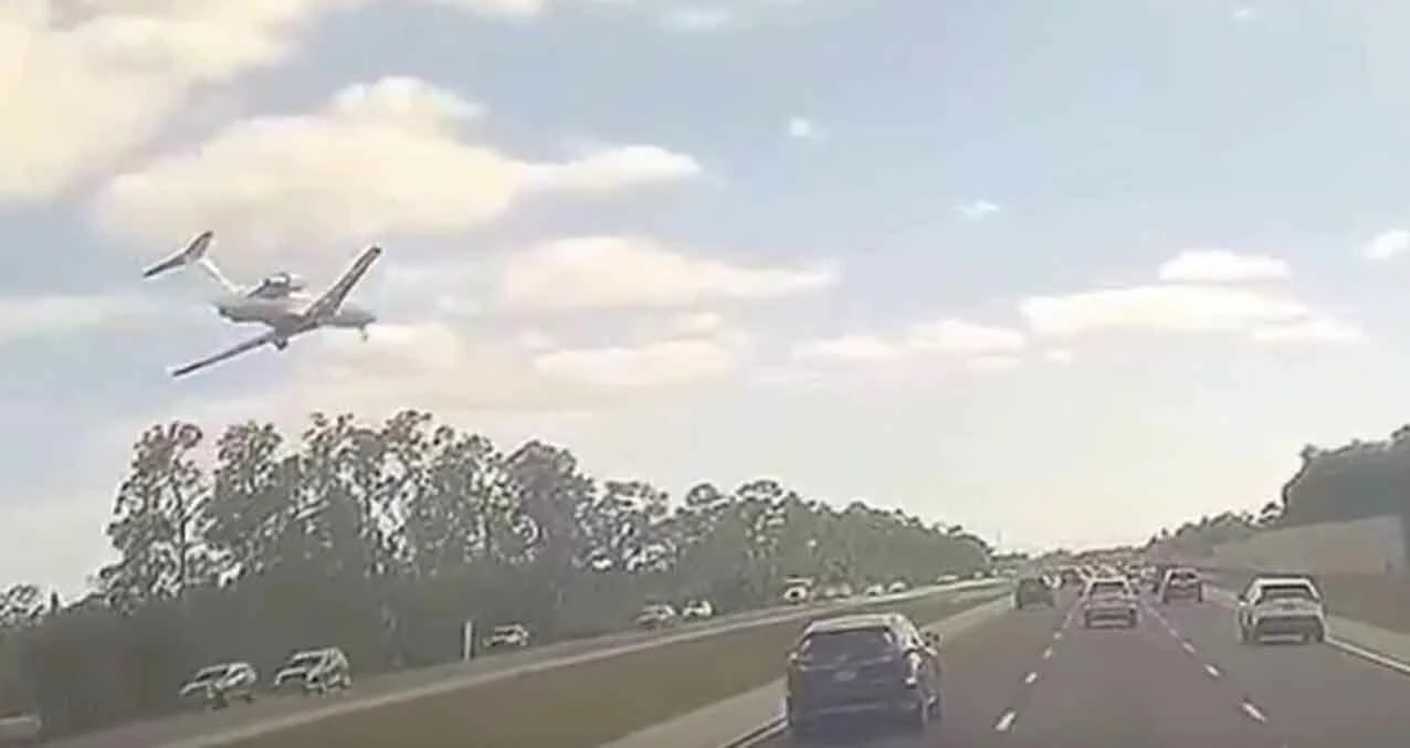 Otoyola inen küçük uçak duvara çarpıp bomba gibi patladı - 1. Resim