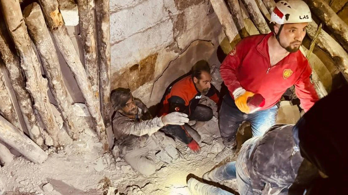 Şanlıurfa’da ev çöktü: Enkaz altında kalan var