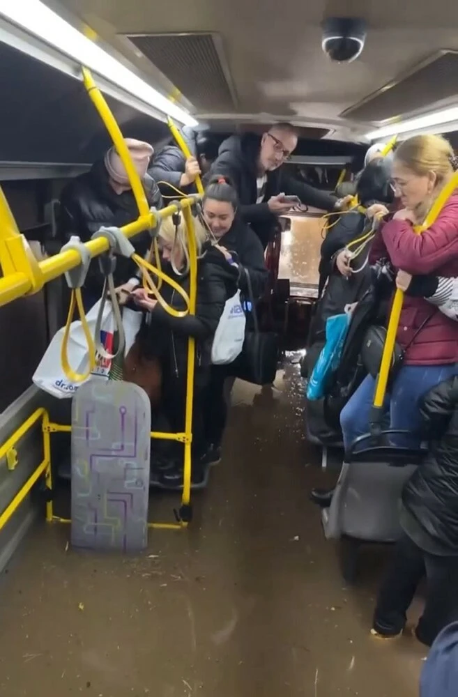 Selde otobüste mahsur kaldılar: "Titanik bile böyle batış görmedi" - 2. Resim