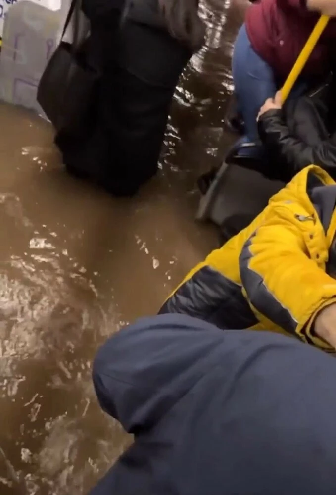 Selde otobüste mahsur kaldılar: "Titanik bile böyle batış görmedi" - 1. Resim