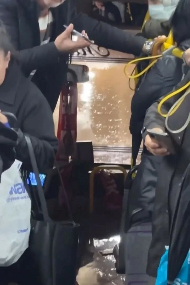 Selde otobüste mahsur kaldılar: "Titanik bile böyle batış görmedi" - 3. Resim