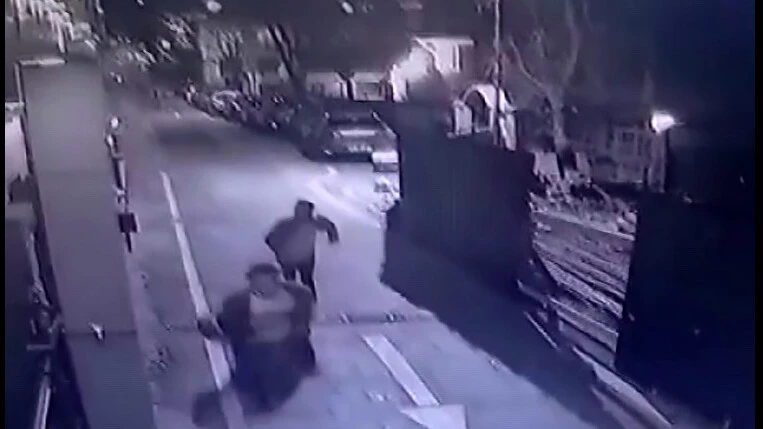 Suriyeli hırsızı copla kafasına vura vura kovaladı!