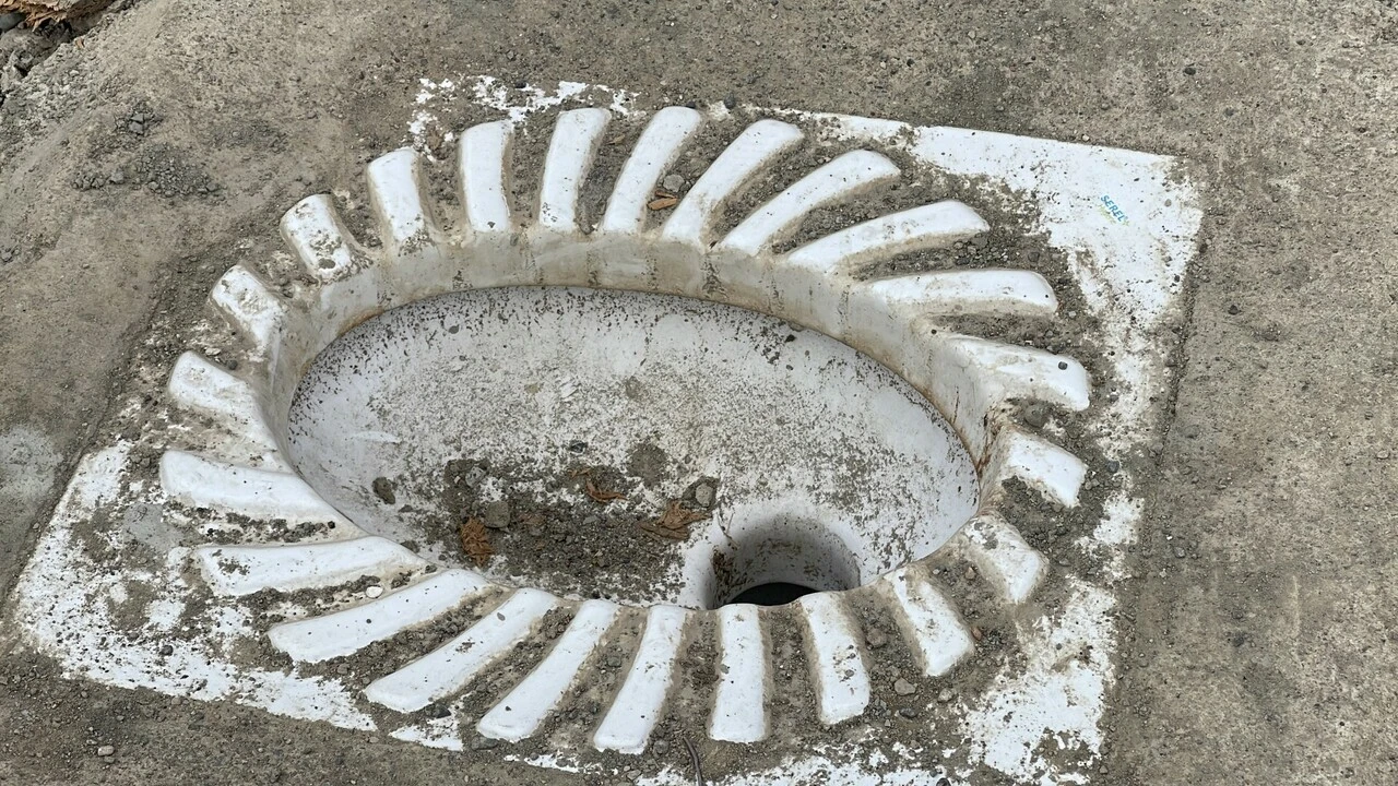 Yol üstündeki açık tuvalet şaşırttı: "Gelen geçen görüyor, ayıp bir şey" - 3. Resim