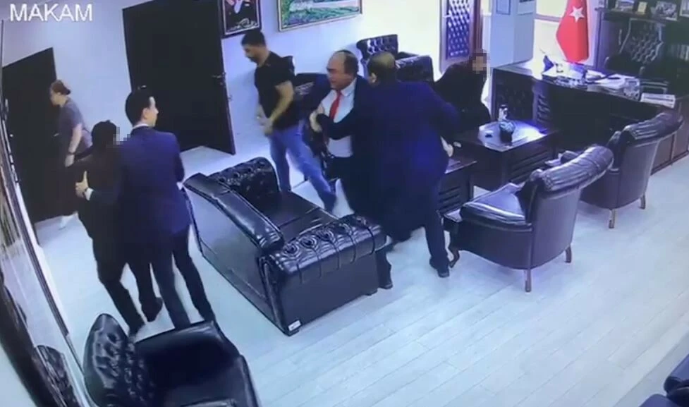 Artvin Belediye Başkanı 85 yaşındaki kişiyi eşinin yanında itekledi: 2 yıl sonra ortaya çıktı - 1. Resim