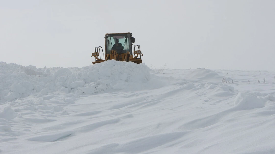 Bingöl'de ekipler metrelerce yükseklikteki karla mücadele ediyor - 2. Resim