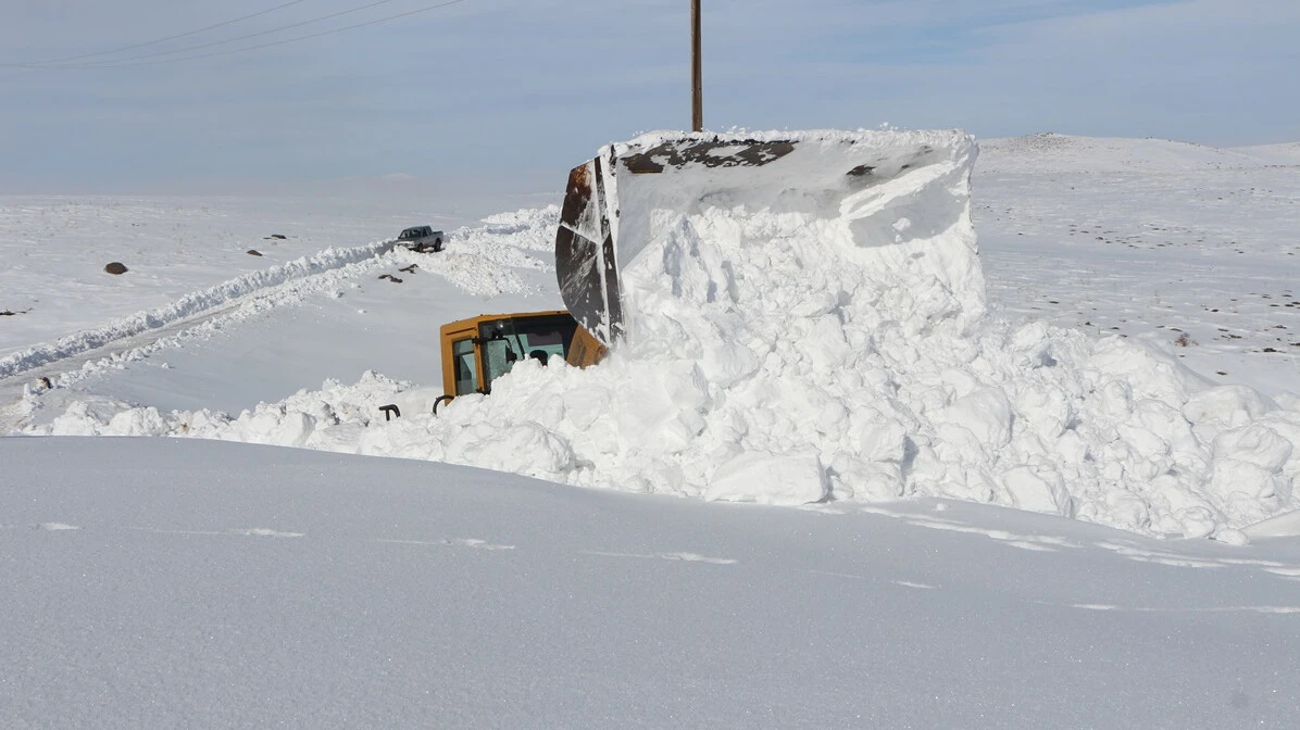Bingöl'de ekipler metrelerce yükseklikteki karla mücadele ediyor - 1. Resim