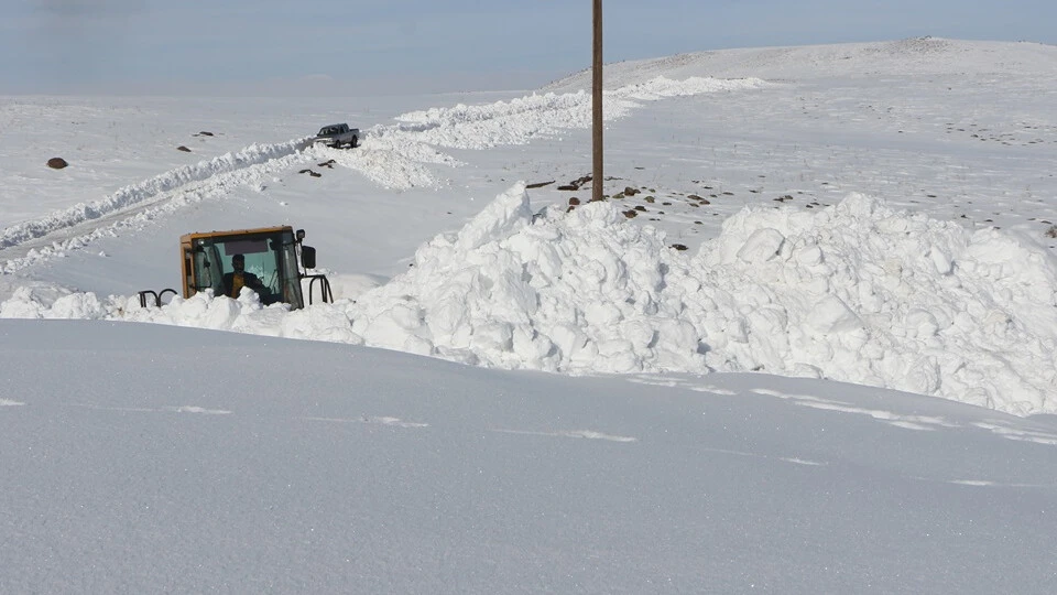 Bingöl'de ekipler metrelerce yükseklikteki karla mücadele ediyor - 5. Resim