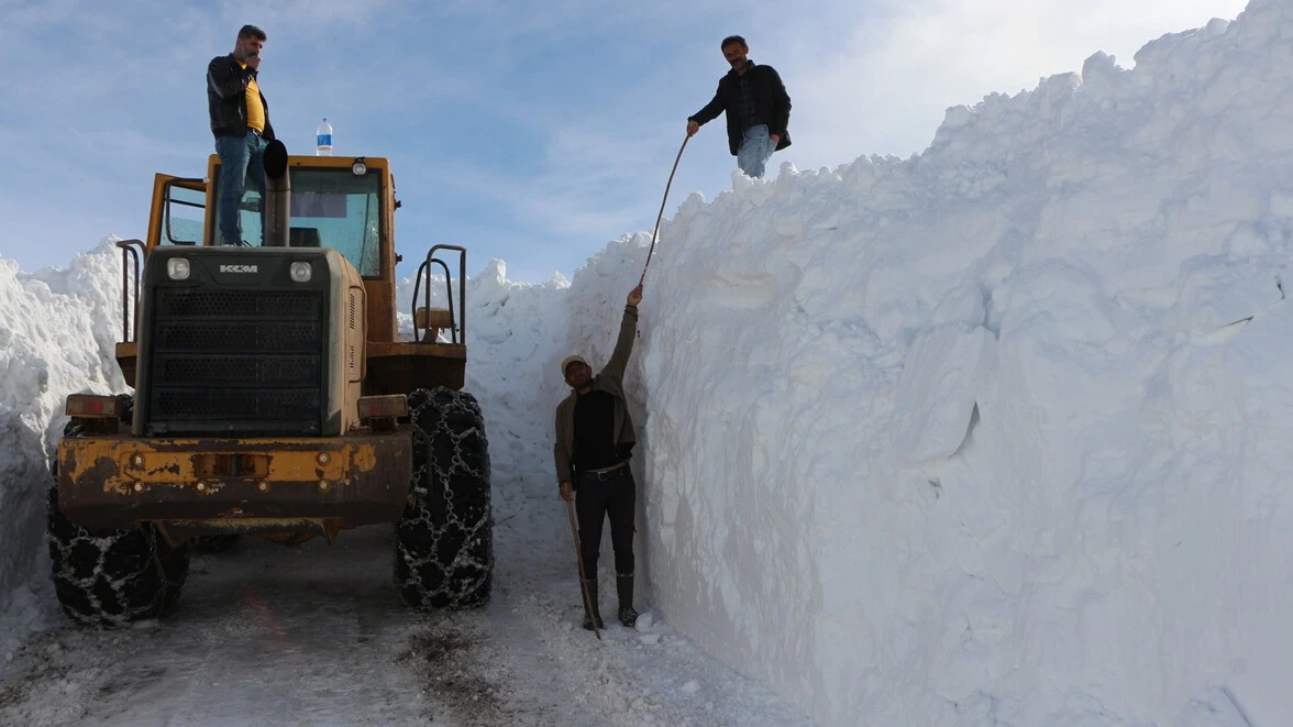 Bingöl'de ekipler metrelerce yükseklikteki karla mücadele ediyor - 4. Resim