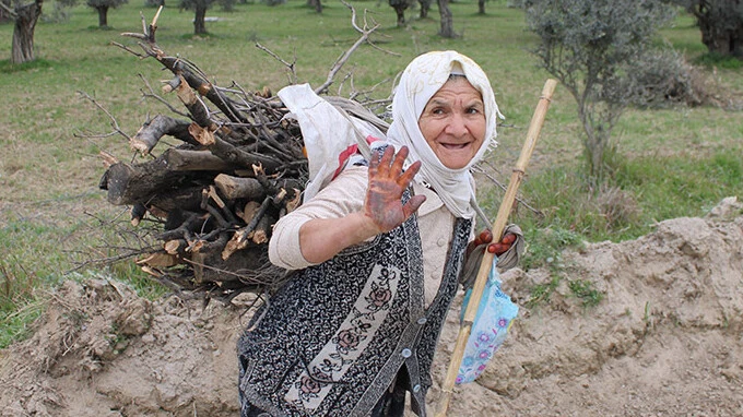 Emine Teyze hasta eşi için sırtında yük değil sevgisini taşıyor