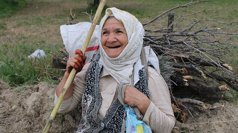 Emine Teyze hasta eşi için sırtında yük değil sevgisini taşıyor