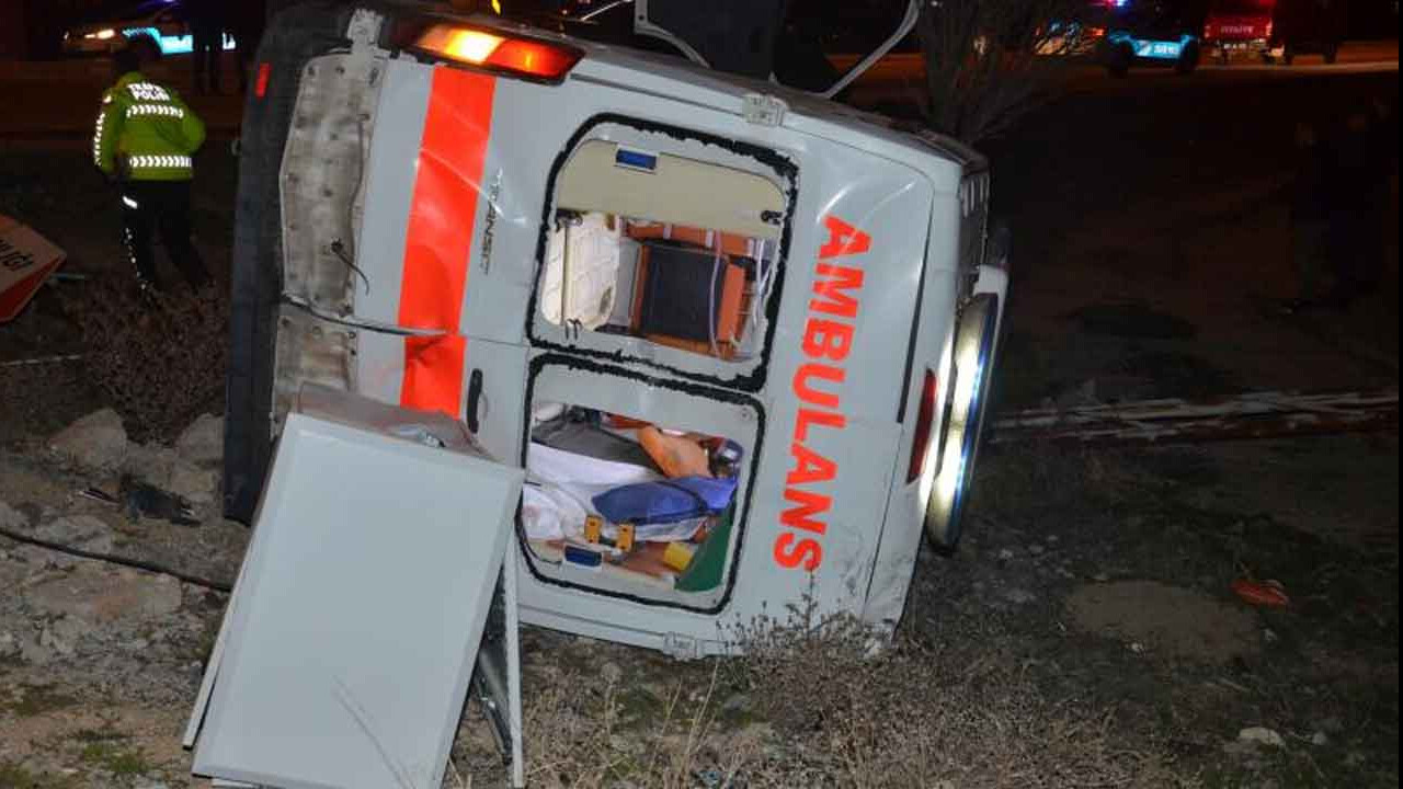 Kazaya giden ambulans kaza yaptı: 5 yaralı