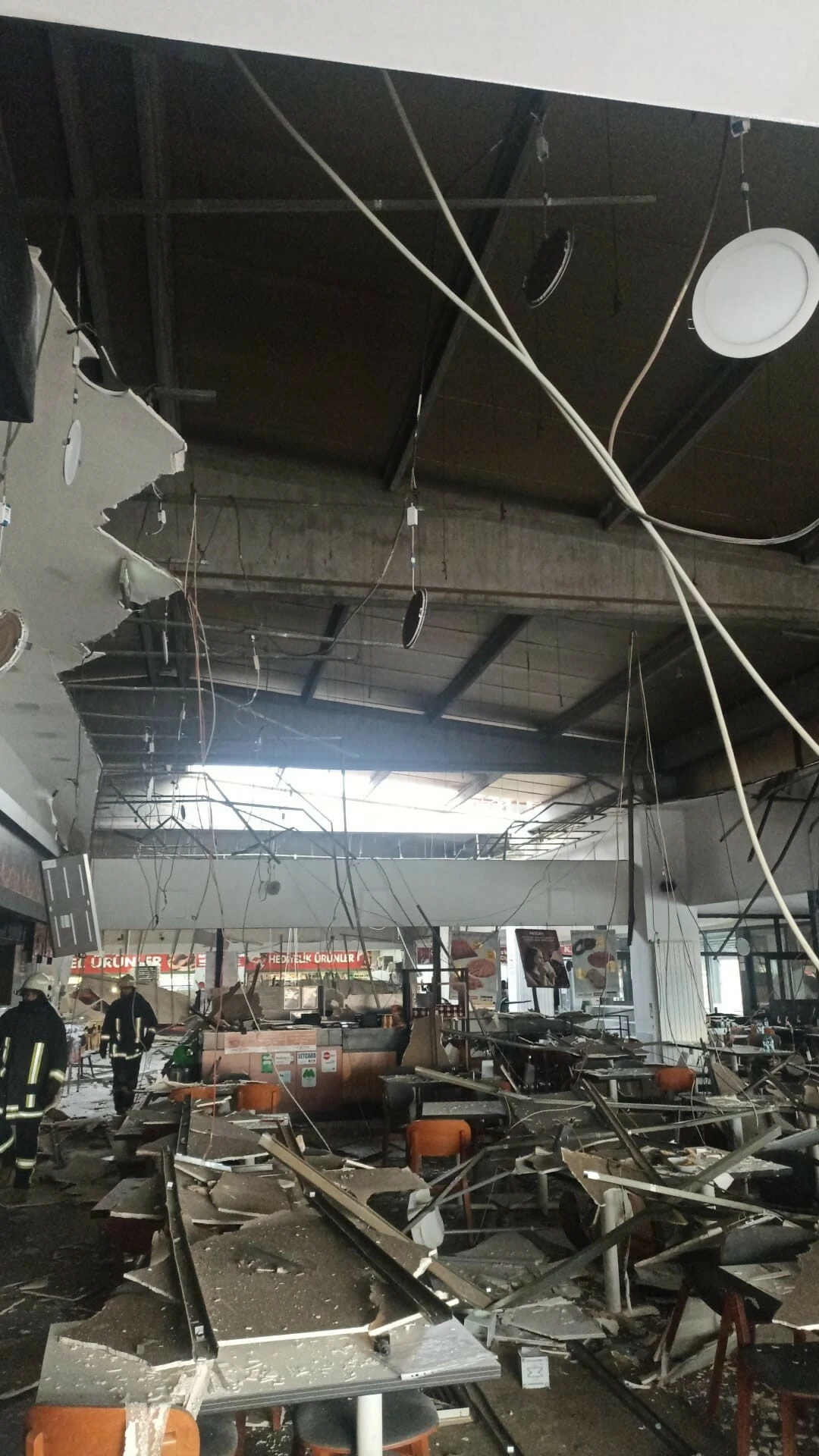 Köfteci Yusuf'un tavanı müşteriler yemek yerken çöktü! Olay sonrası görüntülendi - 2. Resim