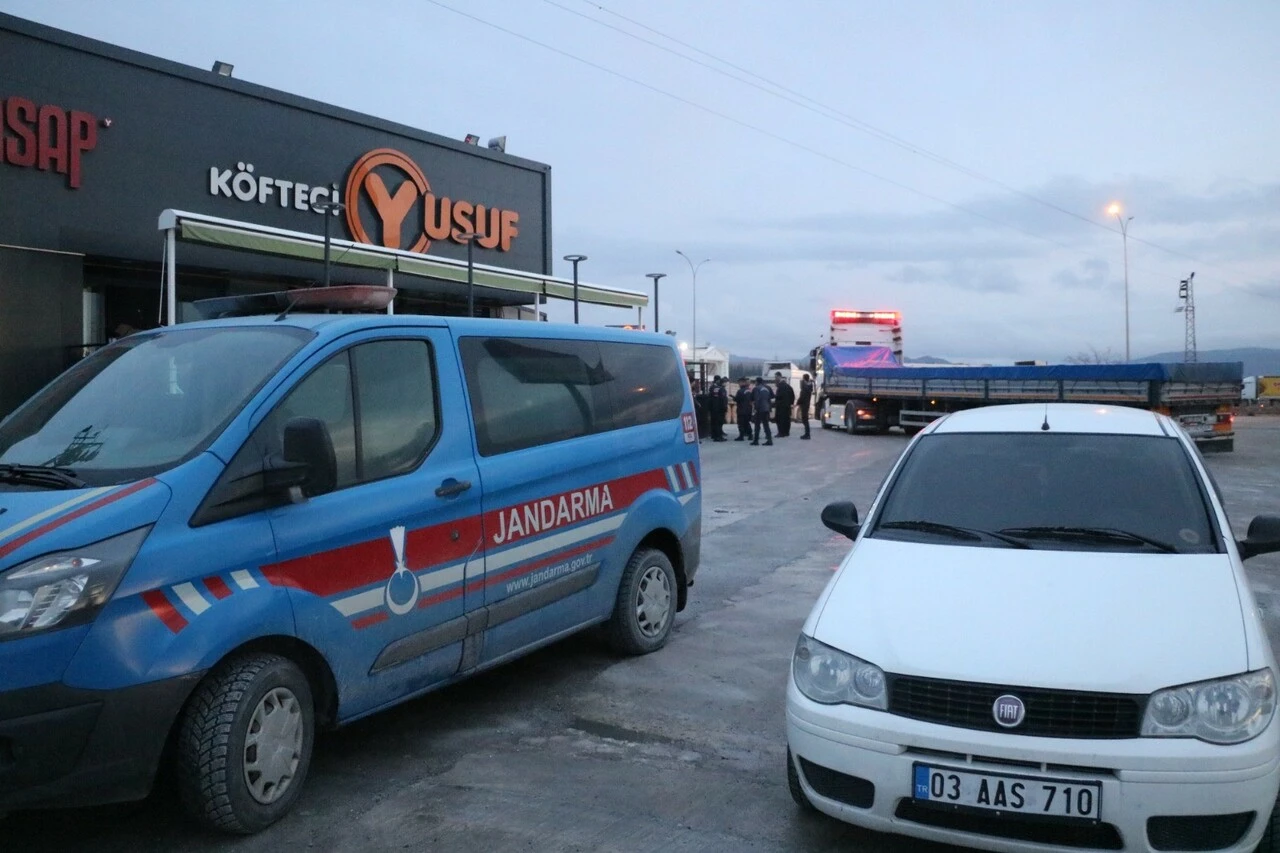 Köfteci Yusuf'un tavanı müşteriler yemek yerken çöktü! Olay sonrası görüntülendi - 3. Resim