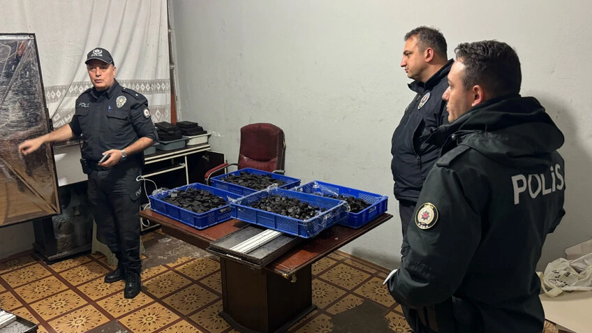 Merdiven altı üretip insanlara yediriyorlar! Çikolata imalathanesine baskın - 1. Resim