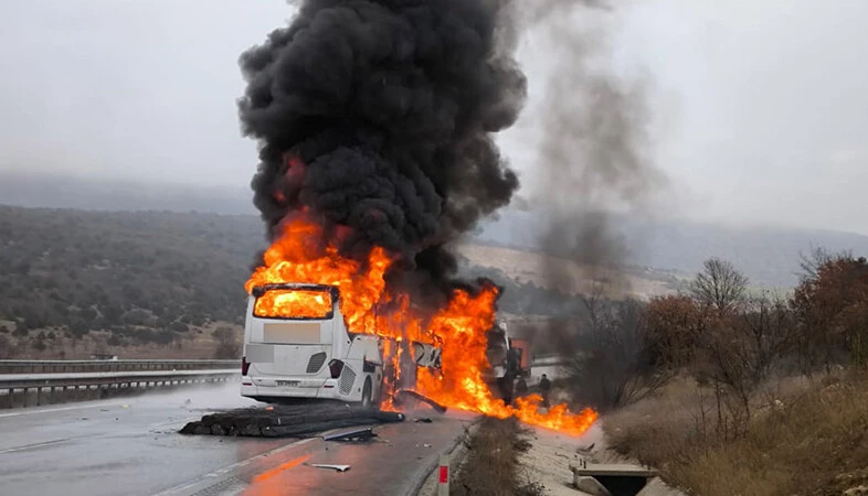 2 ilde otobüs faciası: Ölü ve yaralılar var - 3. Resim