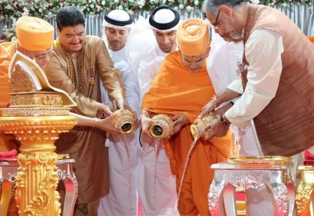 BAE'de tarihi an: Hindu tapınağı Modi'nin katılımıyla açıldı