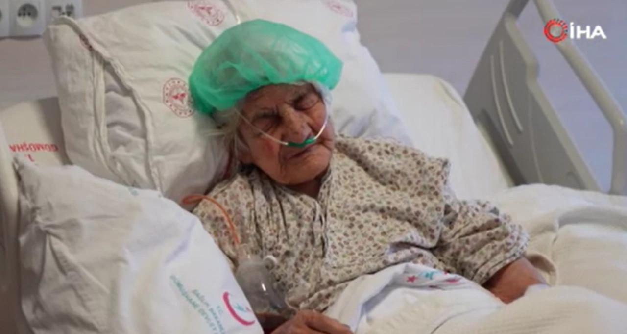 Beyin kanaması geçiren 112 yaşındaki kadın, operasyon sonrası hayata tutundu