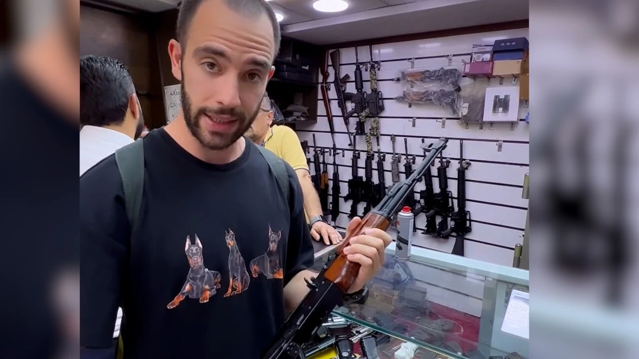 Bu pazarda meyve sebze gibi silah satılıyor! iPhone fiyatına Kalaşnikof: "Hayatımın en zorlu dakikaları" - 1. Resim