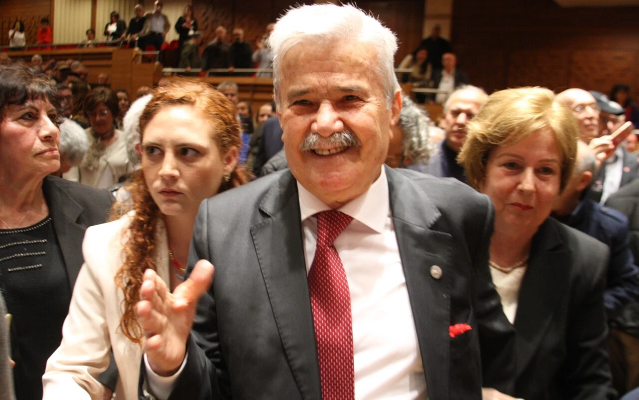 CHP'de kriz! 'Efsane başkan' da CHP'den istifa etti - 1. Resim