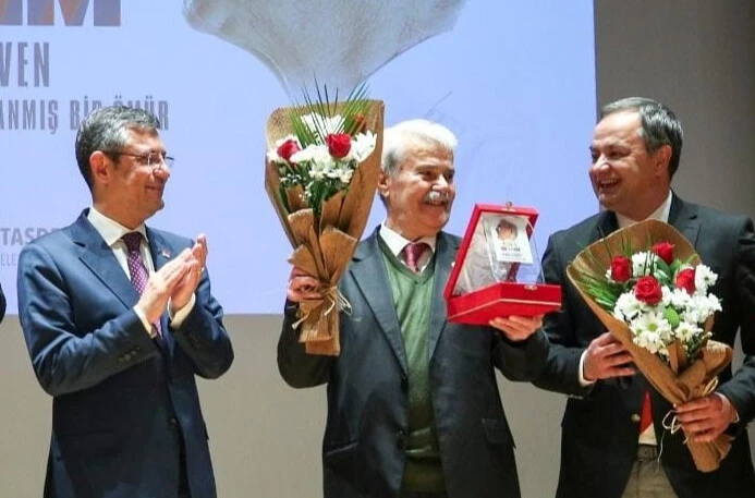 CHP'de kriz! 'Efsane başkan' da CHP'den istifa etti - 2. Resim