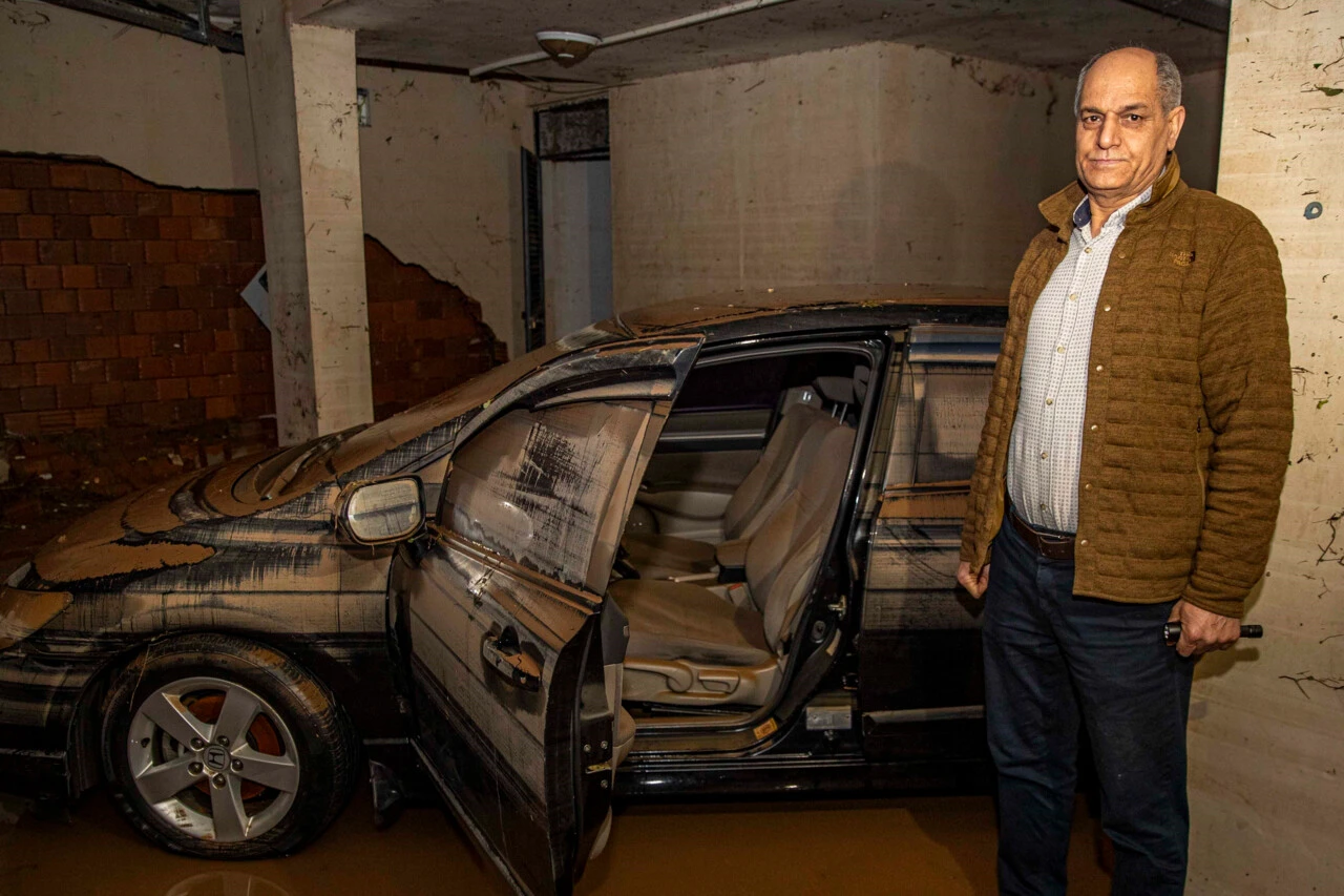 Denize dönen otoparkta gördüklerine inanamadı: Araçlarını bu halde buldular - 1. Resim