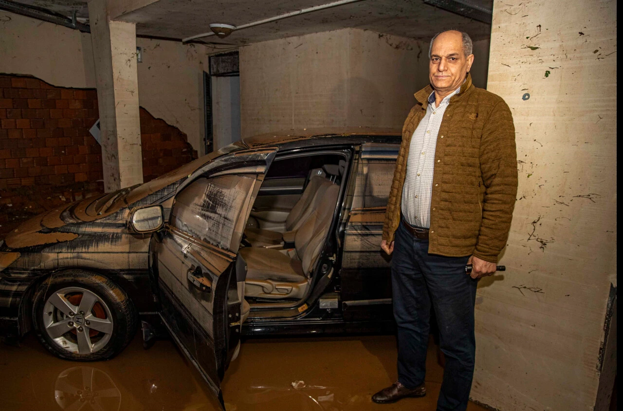 Denize dönen otoparkta gördüklerine inanamadı: Araçlarını bu halde buldular - 2. Resim