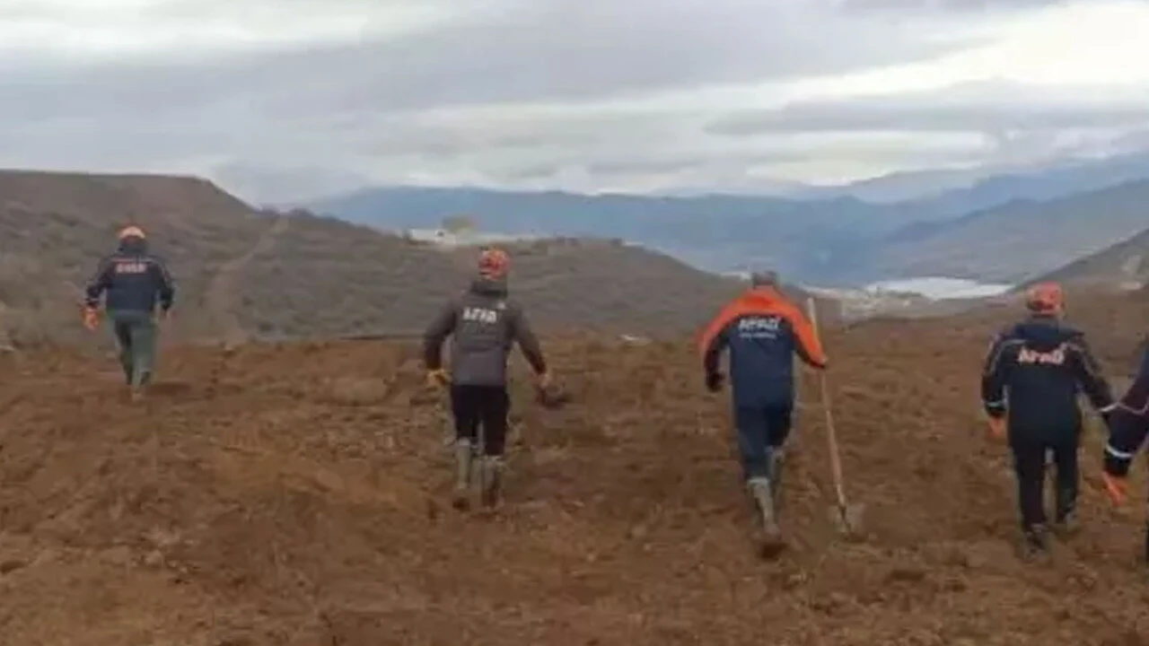 Erzincan'da işçiler felaketin geleceğini saatler öncesinden fark edip uyarmış! Toprak altında kalan işçiden eşine son sözler