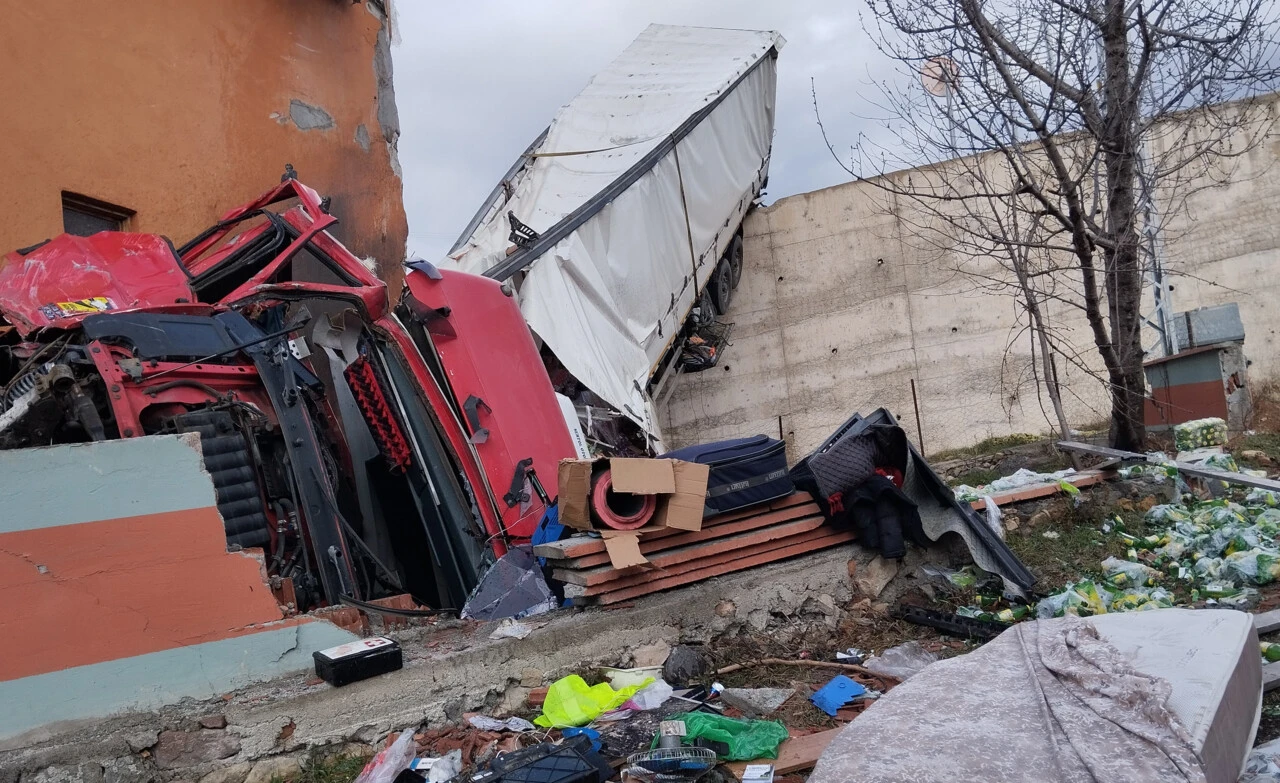 Evlerinin üzerine sürekli kamyon ve tır düşüyor! Bu korku yüzünden taşındılar