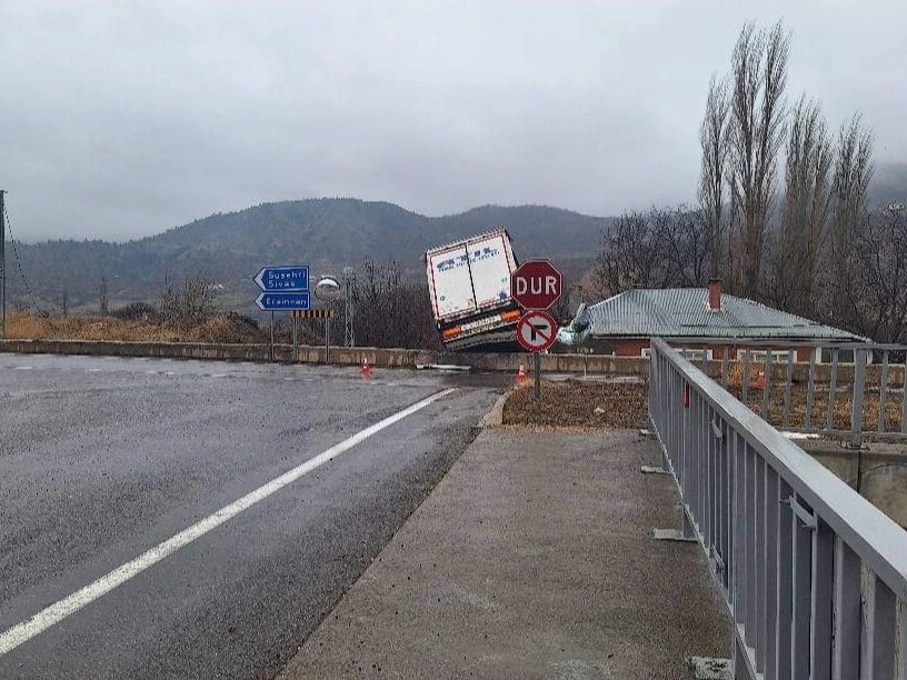 Evlerinin üzerine sürekli kamyon ve tır düşüyor! Bu korku yüzünden taşındılar