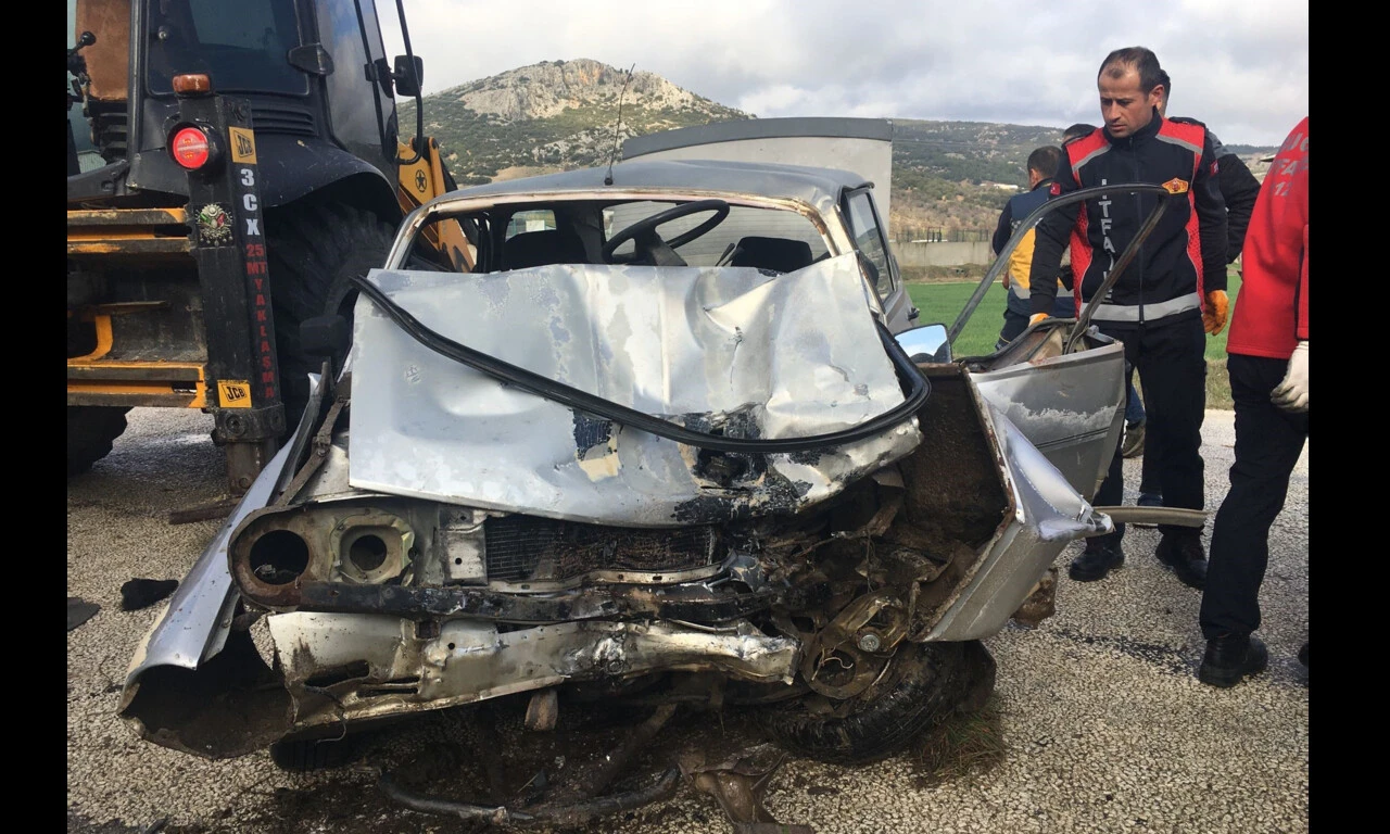 İki otomobil kafa kafaya çarpıştı: Ortalık can pazarına döndü - 1. Resim