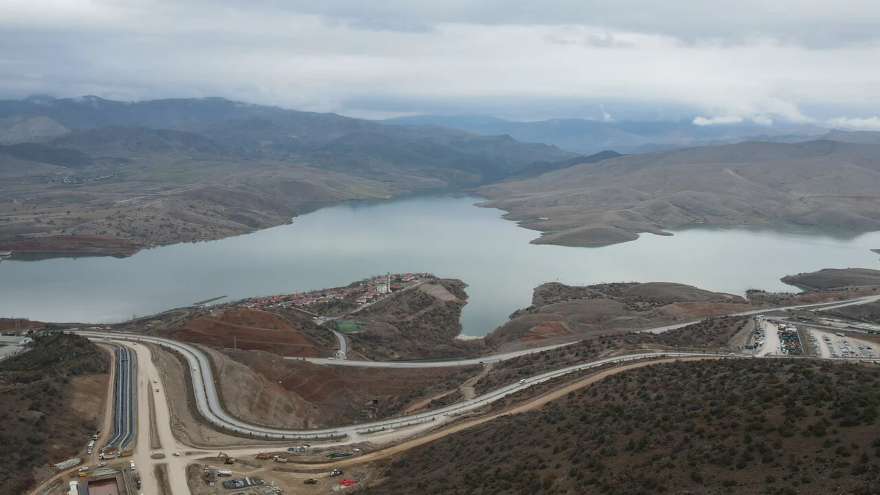 İliç'teki maden alanında son durum! Heyelan tehlikesi var, 400 bin kamyon gerek - 2. Resim
