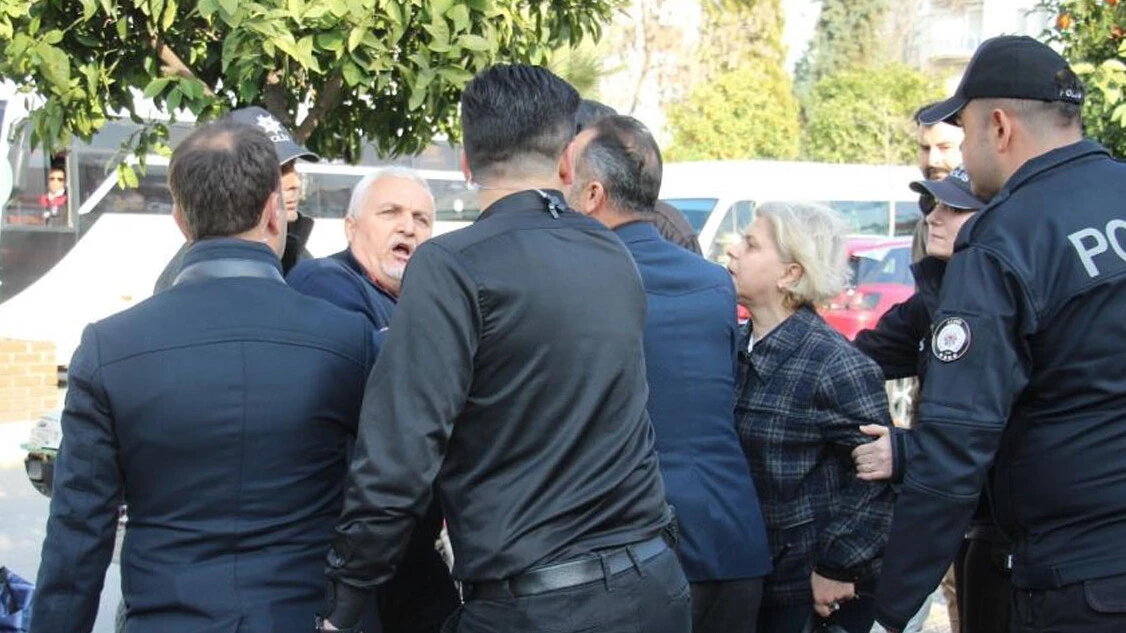 İYİ Parti'de ipler yine gerildi: Polis müdahale etti, gözaltı var
