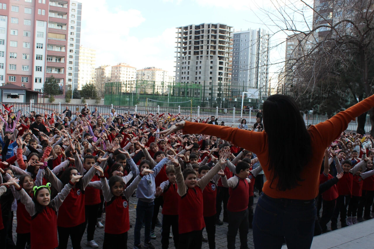 Öğrencilerini okula dans ederek alan Şule öğretmen sosyal medyada gündem oldu - 1. Resim