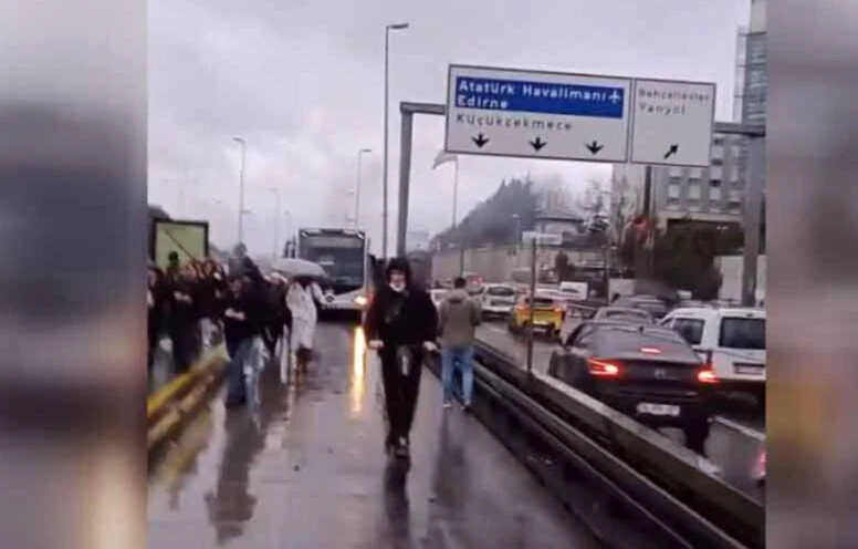 Seyir halindeki metrobüs bir anda yanmaya başladı! Yolcular panikle tahliye edildi - 1. Resim