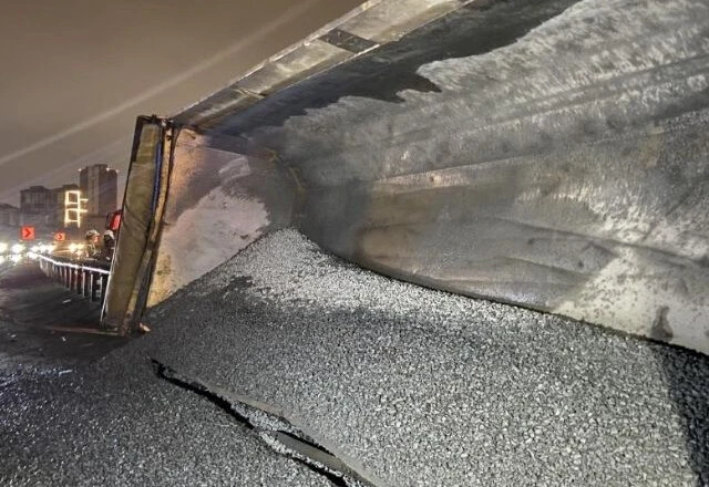 TEM Otoyolu’nda kamyon devrildi: Yola sıçrayan mıcırlar trafiği kitledi