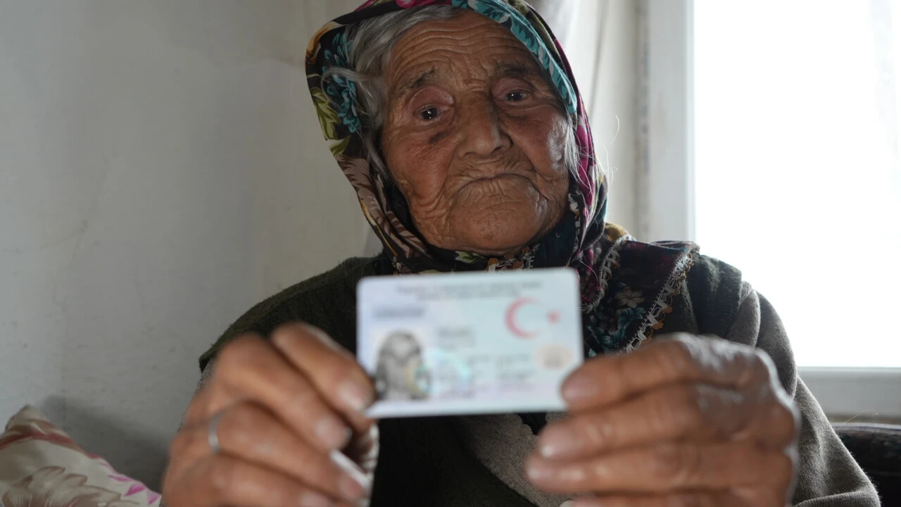 Türkiye'nin en yaşlı insanı 117 yaşındaki Arzu nine tek isteğini söyledi