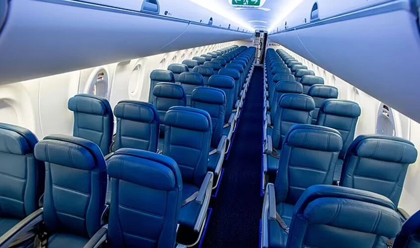 Uçakta yolcuların üzerine kurtçuk yağdı! Korkunç anları yolcular anlattı