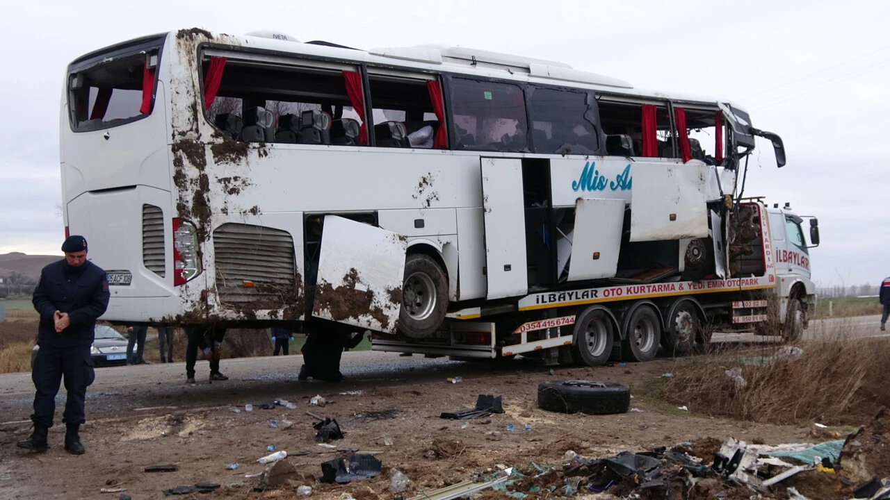 Yozgat'ta yolcu otobüsü devrildi: Ölü ve yaralılar var - 2. Resim