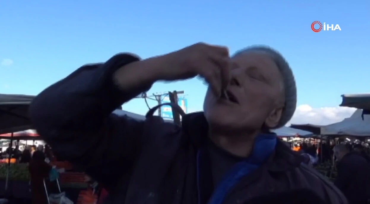 Böyle esnaf görülmedi! Hamsinin tazeliğini çiğ çiğ yiyerek gösterdi 