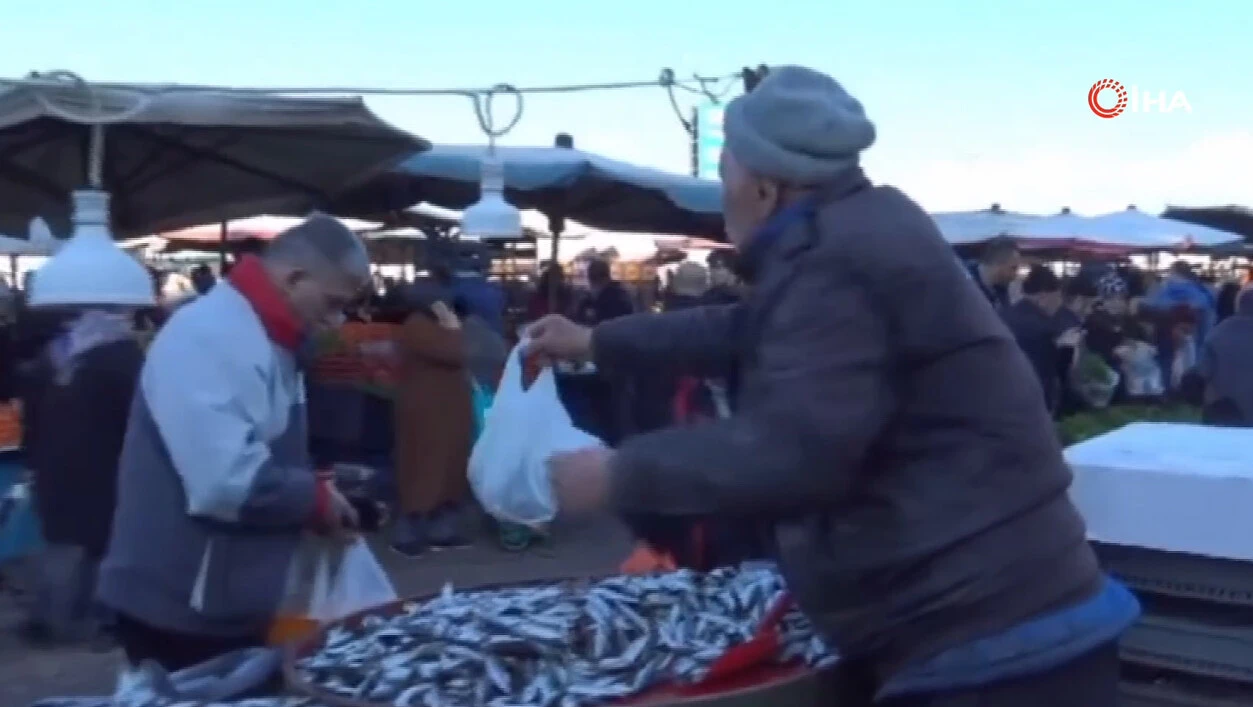 Böyle esnaf görülmedi! Hamsinin tazeliğini çiğ çiğ yiyerek gösterdi 