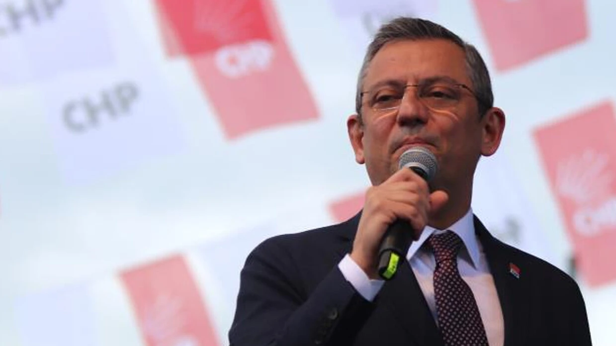 CHP lideri Özel heyecanına yenik düştü: Yanlış kişinin elini kaldırdı - 2. Resim