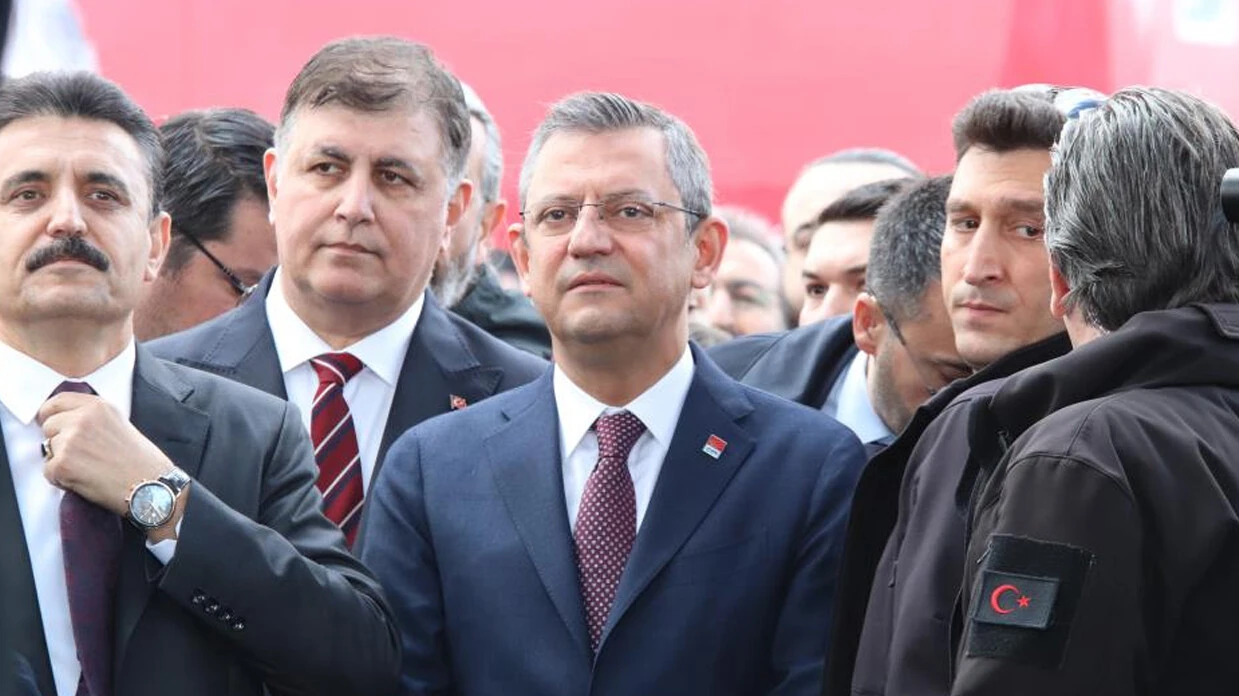 CHP lideri Özel heyecanına yenik düştü: Yanlış kişinin elini kaldırdı - 1. Resim